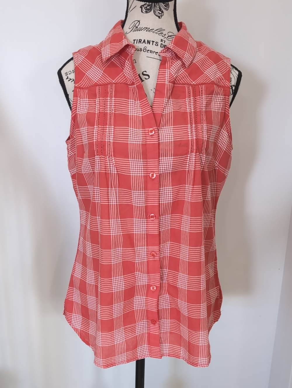 WINDRIVER | Women's Cranberry Plaid Essential Button Down Sleeveless V-Neck Top